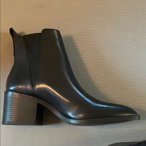 Brand new Steve Madden audience black leather